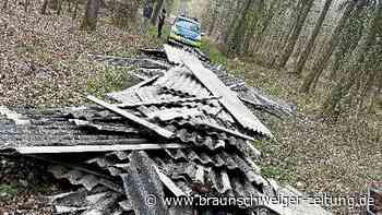 Stederdorf: Unbekannter entsorgt Dachplatten einfach im Wald