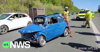 Kleine auto gaat 3 maal over de kop op A19 in Wervik na aanrijding met bestelwagen: bestuurder komt er lichtgewond van af - VRT NWS