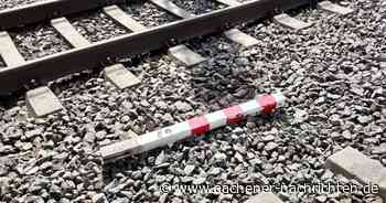 Polizei sucht Zeugen: Unbekannte legen Poller auf die Gleise
