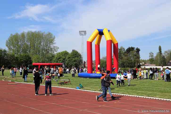 Honderden kinderen ravotten een namiddag aan De Schalk tijdens Buitenspeeldag