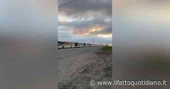 Guerra Russia-Ucraina, un convoglio di autobus pronto a evacuare i residenti di Mariupol: il video del Comune