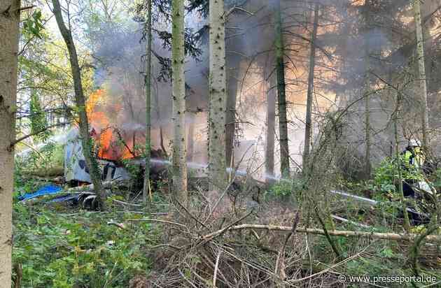 FW Sonsbeck: Brand eines Bauwagens und eines Schuppens im Wald