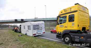 Caravan strandt bij knooppunt Eemnes en veroorzaakt file tussen Amersfoort en Amsterdam - AD.nl