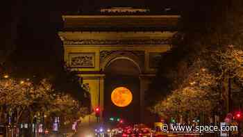 Full moon looms under icon of Paris in incredible photo