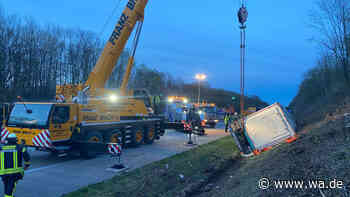 A44 bei Anröchte (Kreis Soest): Schweinetransporter verunglückt - Vollsperrung - wa.de