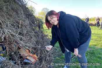 SZ+ „Kaiserin“ Jana Wildoer entzündet erstes „Röhrken“-Osterfeuer seit zwei Jahren - Stimberg Zeitung