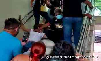 Vídeo: Durante manifestação, presidente do Sinteac é derrubada de escada que dá acesso ao gabinete de Bocalom - Jurua em Tempo