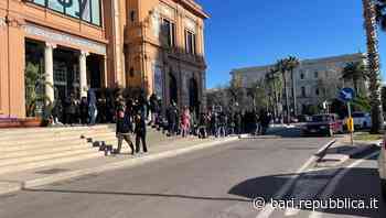 Bari, tutti pazzi per Banksy: la street art al Margherita attira quasi 4mila persone in quattro giorni - La Repubblica