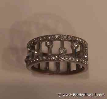 Bari, gesto esemplare di una cittadina: trova un anello per strada e cerca la proprietaria sui social - Borderline24.com