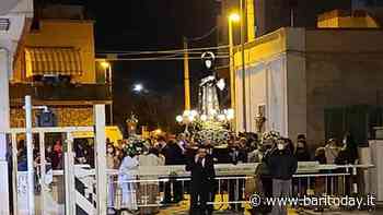 Incredibile a Palese, la processione dei Misteri 'divisa' dai binari: statua resta bloccata un'ora in attesa del treno - BariToday
