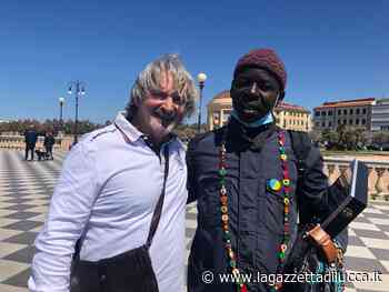 Mamadou, il Morgan Freeman di Pontedera: quattro lingue parlate, voglia di lavorare, ma 'costretto' a fare il vu cumprà - La Gazzetta di Lucca