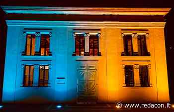 Il Teatro comunale di Canossa illuminato con i colori dell'Ucraina - Redacon - Redacon