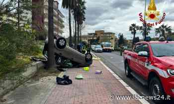 Tragedia sfiorata - Incidente a Crotone, auto finisce fuori strada e si ribalta: 4 feriti - LaC news24