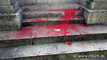 Polizei ermittelt nach Farbattacke auf sowjetischen Ehrenfriedhof in Potsdam - rbb24