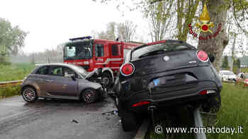 Incidente sulla Salaria, scontro tra due auto: due feriti gravi