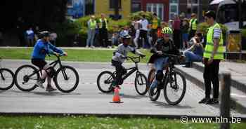 FOTOREPO Alle kinderen buiten op een zonovergoten Buitenspeeldag - Het Laatste Nieuws