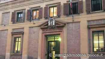 Carpi. Ruba due borsette e si addormenta ubriaco sul divanetto - La Gazzetta di Modena