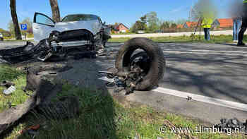 Automobilist knalt tegen boom en moet naar ziekenhuis - 1Limburg | Nieuws en sport uit Limburg