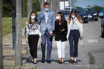 Il royal look del giorno. Letizia di Spagna "rispolvera" pantaloni Capri e ballerine - Io Donna