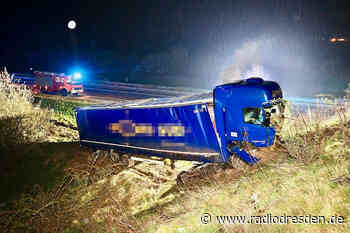 LKW kommt von der A 17 ab - Fahrer schwer verletzt - Radio Dresden