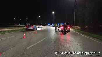 Jesolo, motociclista centra una Porsche e poi cerca di investire un agente - La Nuova Venezia