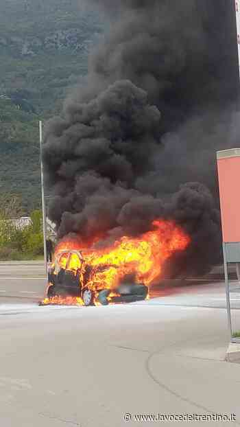 Paura ad Arco: auto distrutta dalle fiamme all'ingresso del centro commerciale Sant'Andrea - la VOCE del TRENTINO