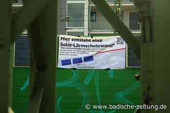 Aktivisten montieren Solarmodule an Lärmschutzwände am Bad Krozinger Bahnhof - Bad Krozingen - Badische Zeitung - Badische Zeitung