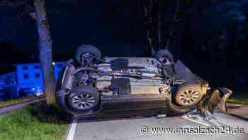 Range Rover kracht frontal auf TS3 bei Grabenstätt gegen Baum - innsalzach24.de