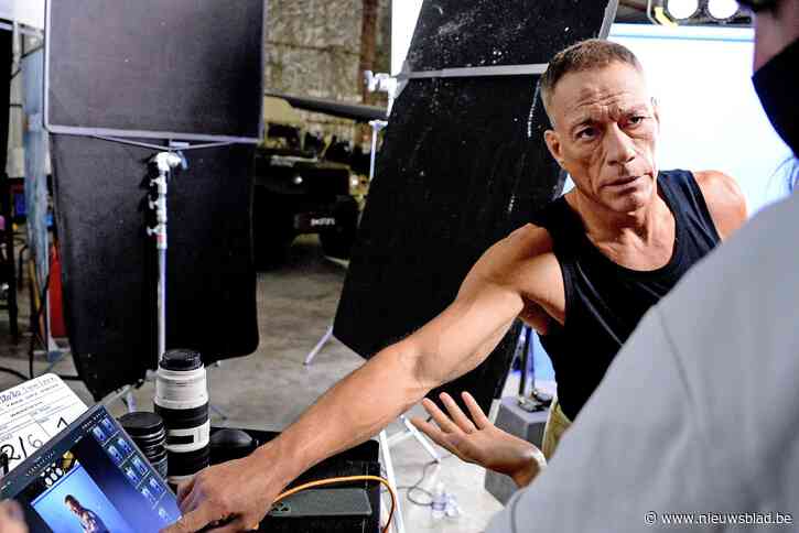 Jean-Claude Van Damme (61) beschuldigd van aanranding in Brusselse bar: “Plots lag ik halfnaakt buiten in de regen”