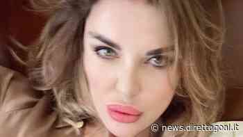 Alba Parietti stupisce ancora: la bretella del reggiseno cade giù - Direttagoal.it