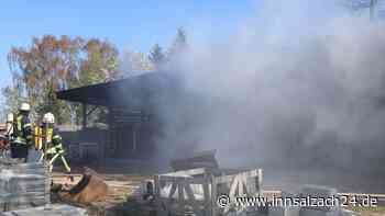 Hackschnitzel brennen in Lagerhalle – Großeinsatz der Feuerwehr