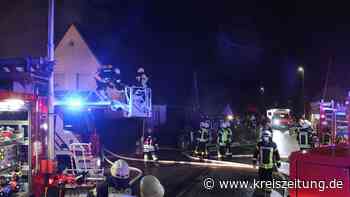 Haus brennt in Sulingen: Feuerwehr rettet Bewohner per Drehleiter - kreiszeitung.de