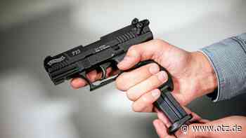 Mann droht Mitarbeitern in Tankstelle in Jena mit Waffe