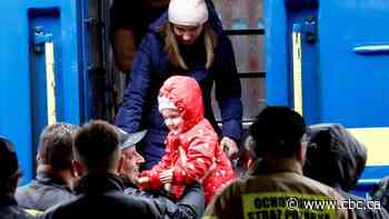 Ottawa calls on Canadians to donate Aeroplan points to Ukrainians fleeing war - CBC News