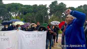 VIDEO | Cento fischietti per dire "no" al raddoppio ferroviario Pescara-Roma: il "grido disperato" dei cittadini - IlPescara