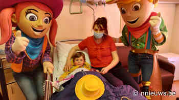 Bobbejaanland-mascottes verrassen kinderafdeling Ziekenhuis Geel op Buitenspeeldag - Nnieuws.be