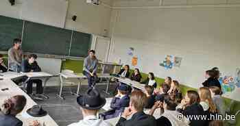 Politici kruisen degens in debat op VLOT-campus Sint-Lodewijk - Het Laatste Nieuws