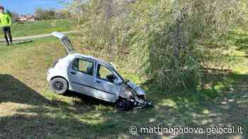Si schianta contro un pino a Este, all'alba del giorno di Pasqua: illeso. «Ho evitato un animale» - Il Mattino di Padova