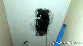 Apre buco sul solaio per occupare appartamento all'ultimo piano