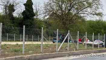 Spunta l'insediamento e i cittadini scendono in strada: sequestrata l'area