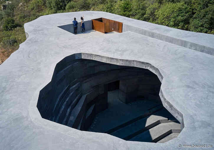 Poetischer Kommerz
 - Konzerthalle von OPEN bei Chengde