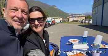 Il pranzo di Pasqua di Amadeus? Lasagne sul lago di Garda nei piatti di plastica, al campo sportivo - Trentino