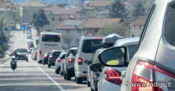 Pasquetta sul Garda, il troppo pieno che rovina la vacanza: volano insulti tra ciclisti e automobilisti - l'Adige