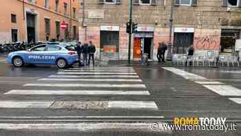 Minacciata con una pistola e sequestrata nel negozio di telefonia. Il racconto della rapina