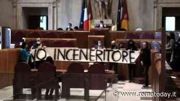 "No all'inceneritore": Raggi e il M5s occupano l'aula durante il Consiglio