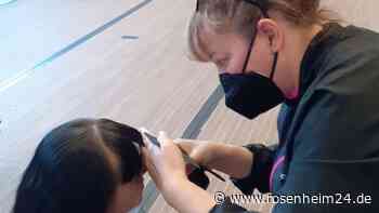 Lydmyla aus Charkiw kümmert sich in der Rosenheimer Luitpoldhalle um Frisuren der Bewohner