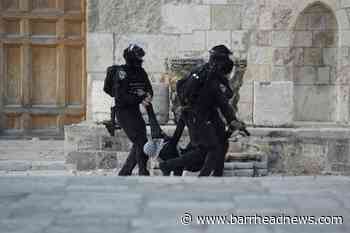 Israeli police storm Jerusalem holy site after rock-throwing - Barrhead News