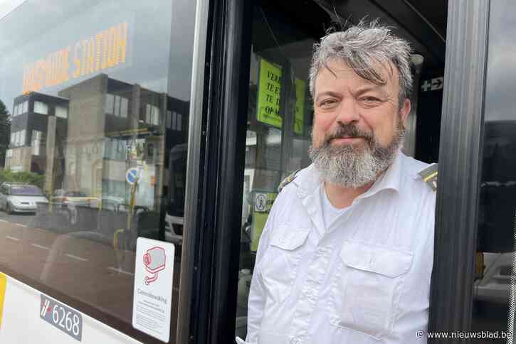 Lijnbus vat vuur maar chauffeur Daan blijft ijzig kalm: “Ik dacht netjes op parking brandweer te parkeren maar heb dat toch maar niet gedaan”