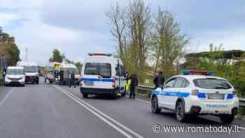 Spinge a mano la bici per attraversare la strada e finisce investita da un'auto: morta una donna
