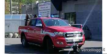 VERCELLI – Fiamme sul tetto di un capannone - vercellioggi.it/